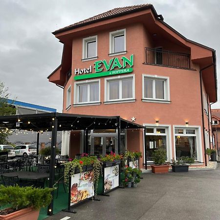Topoľčany Hotel Evan U Hoffera מראה חיצוני תמונה