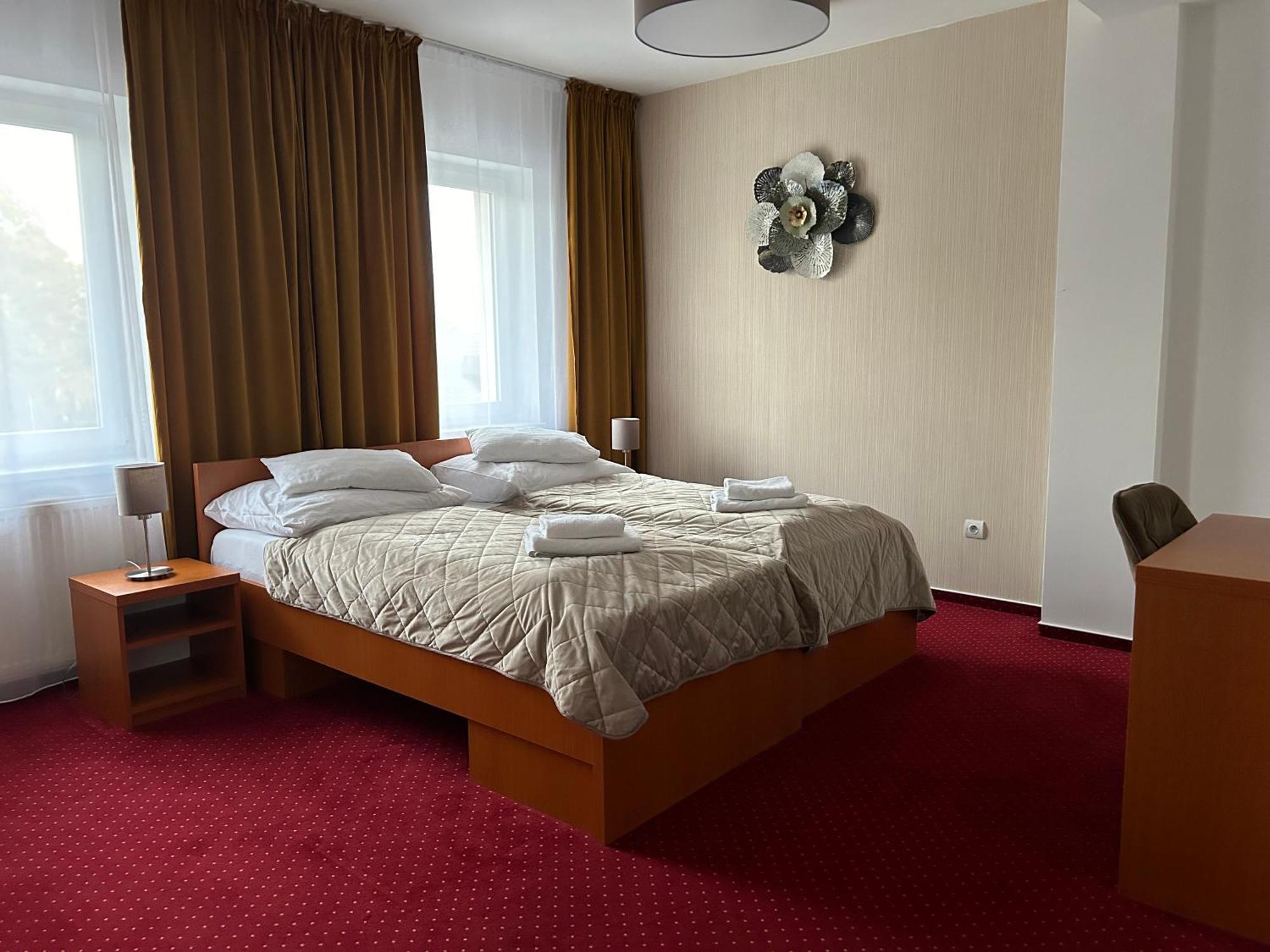 Topoľčany Hotel Evan U Hoffera מראה חיצוני תמונה