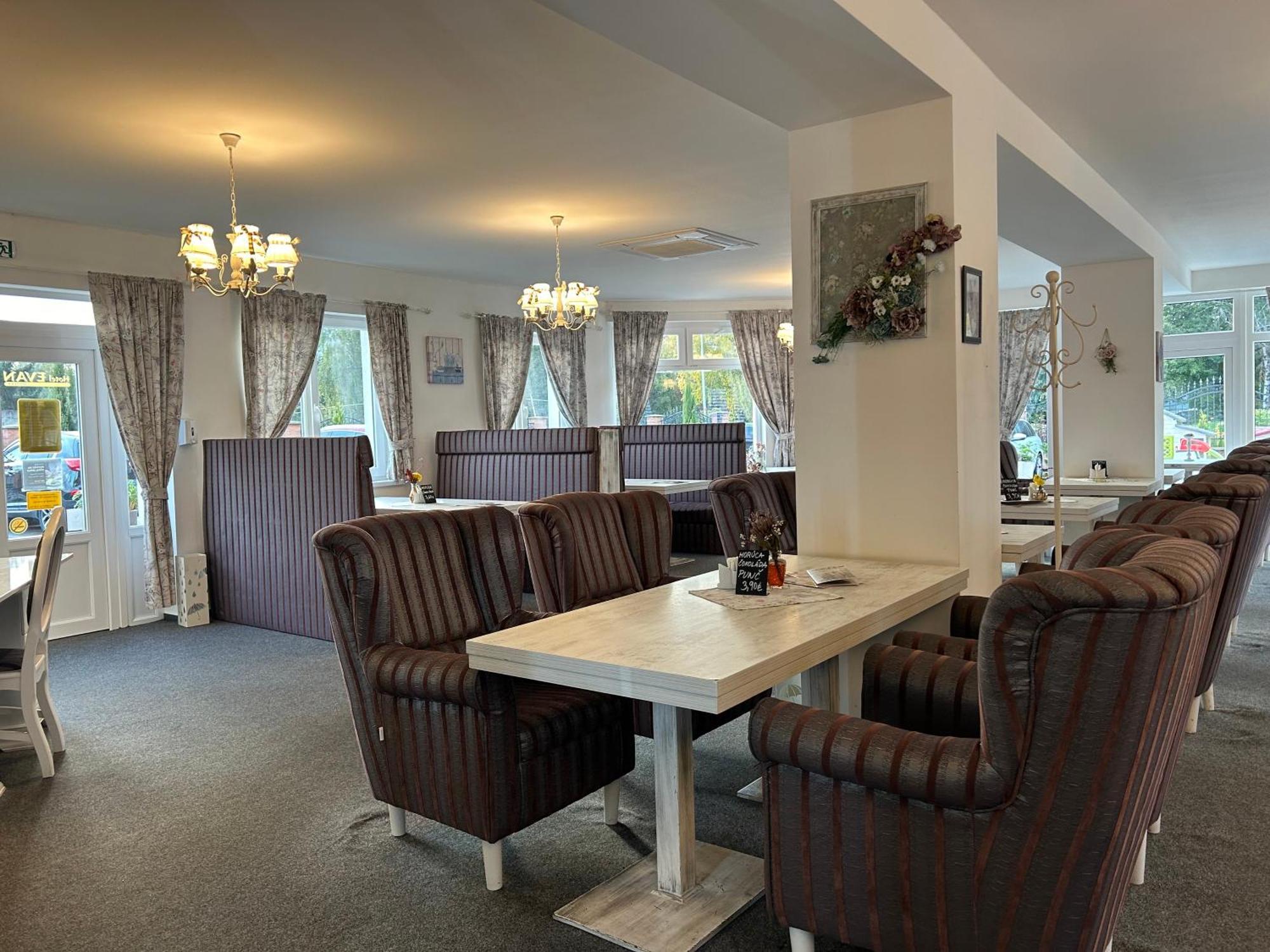 Topoľčany Hotel Evan U Hoffera מראה חיצוני תמונה
