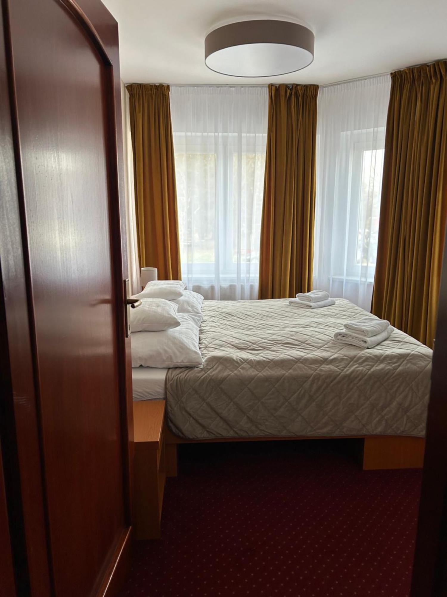 Topoľčany Hotel Evan U Hoffera מראה חיצוני תמונה