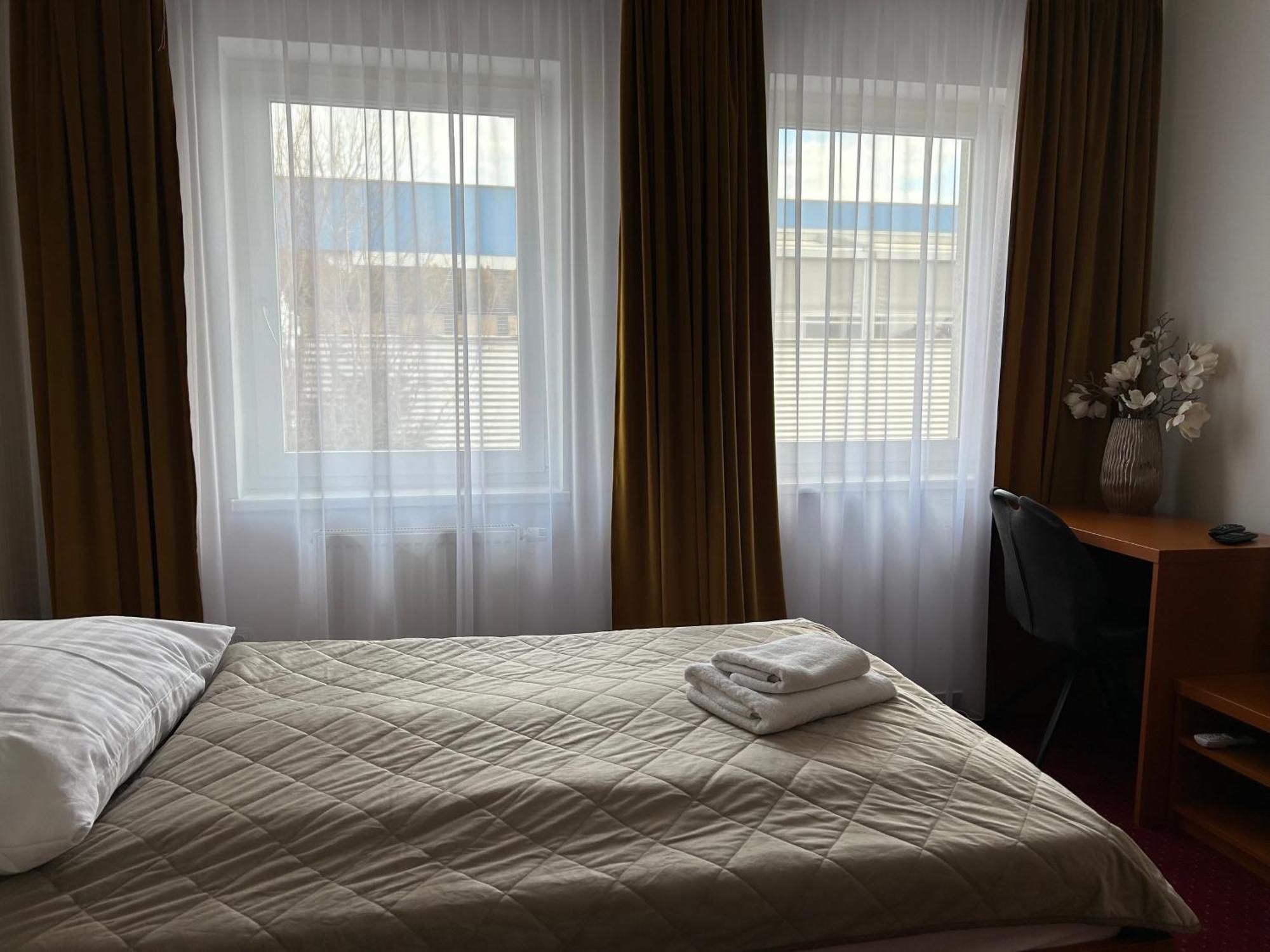 Topoľčany Hotel Evan U Hoffera מראה חיצוני תמונה